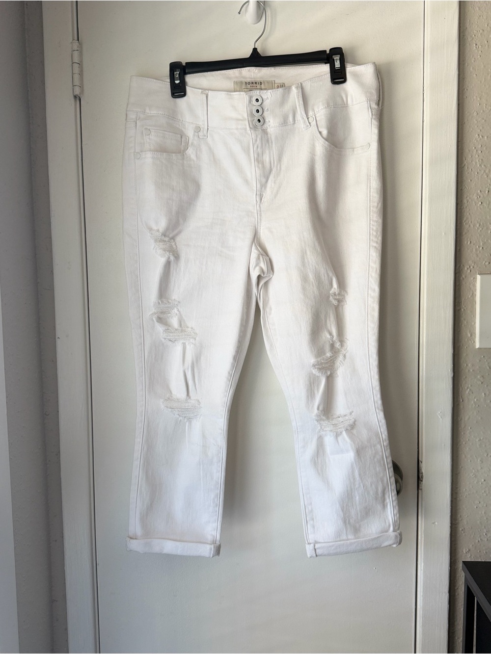 torrid White Distressed Capri Jeans - Cuffed Relaxed Fit